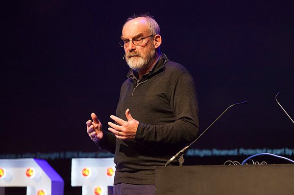 David Snowden speaking at UX Brighton 2016 (cropped) by https://www.flickr.com/photos/uxbrighton/ (CC BY-SA 2.0) 